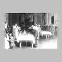 020-0026 Weihnachtsfeier 1916 auf der Diele Schloss Kapkeim fuer Gutskinder, Deputanten und russische Kriegsgefangene. Hinter dem Tannenbaum die Orgel.jpg
